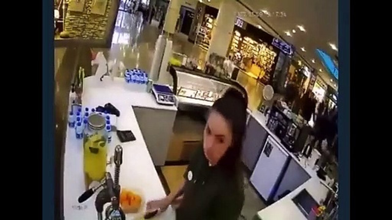AVM'de çalışan genç kız ''telefonlu sapığa'' dersini böyle verdi!