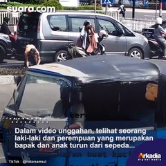 Bapak dan Anak Buka Baju hingga Kerudung untuk Kucing yang Tertabrak Mobil, Warganet Merinding