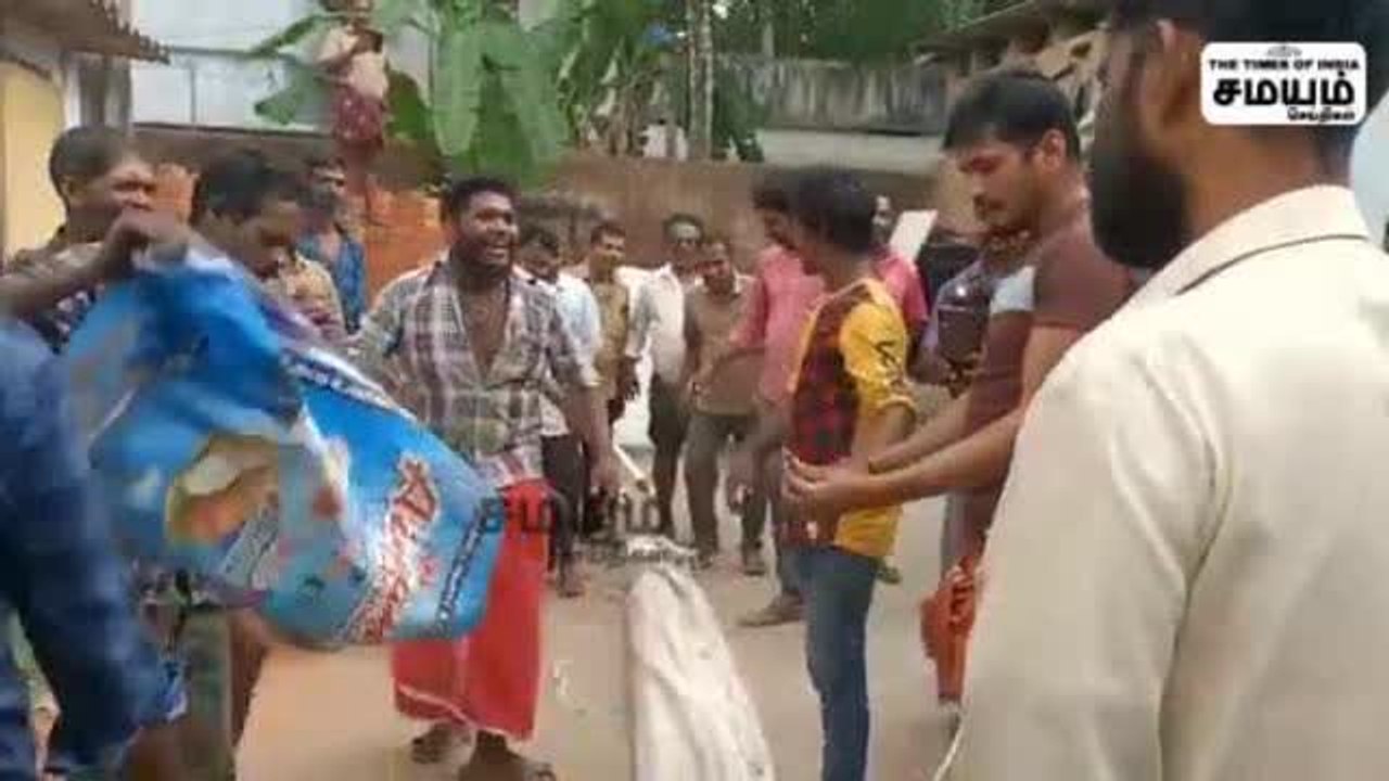 "இப்படி பண்ணாதீங்கலே" நாகப்பாம்புடன் செல்பி பிடித்த இளைஞர்கள்!
