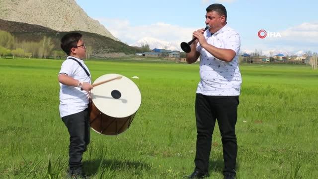 Zurna çalan babasına davuluyla eşlik eden 9 yaşındaki Ali