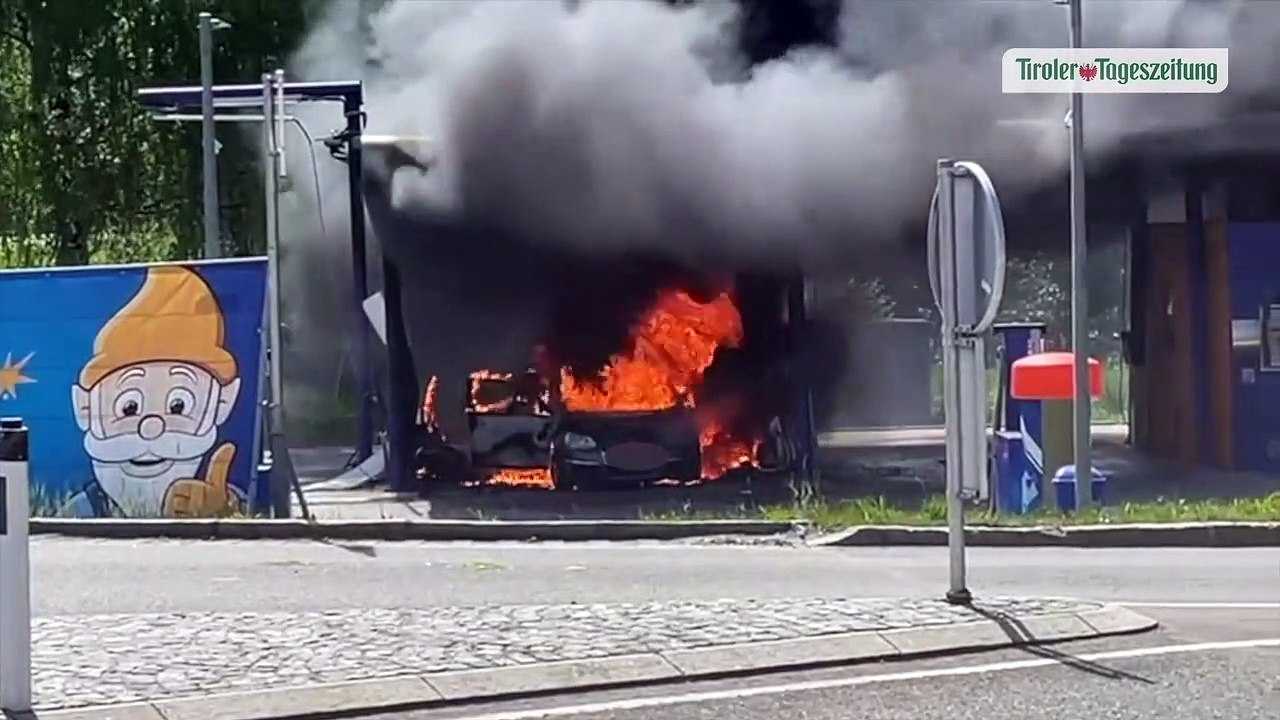 Pkw geriet in Waschanlage in Kufstein in Vollbrand