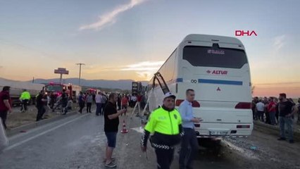 İŞÇİ SERVİSİ DEMİR YÜKLÜ KAMYONA ÇARPTI 1 ÖLÜ 7'Sİ AĞIR 30 YARALI