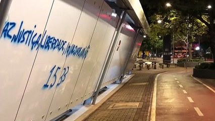 Mensagem em relação à uma facção criminosa é pichada em ponto de ônibus no Centro