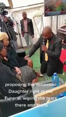 Homem pede namorada em casamento... no dia do funeral do pai dela