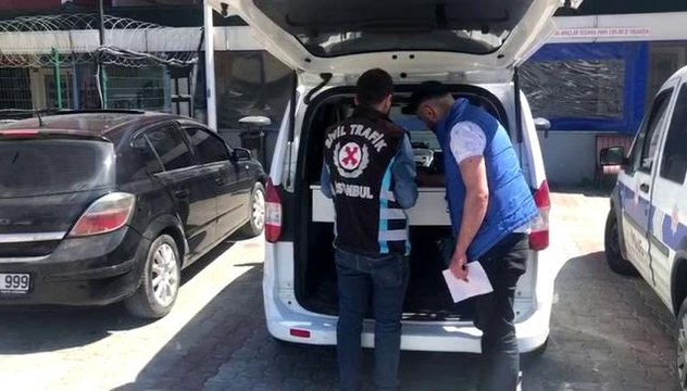 Büyükçekmece'de trafikte tehlikeli asker eğlencesi...Seyir halindeki otomobilin üstüne böyle çıktı