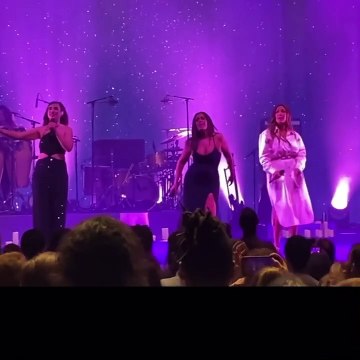 Amel Bent sur scène avec Camélia Jordana et Vitaa à l'Olympia.
