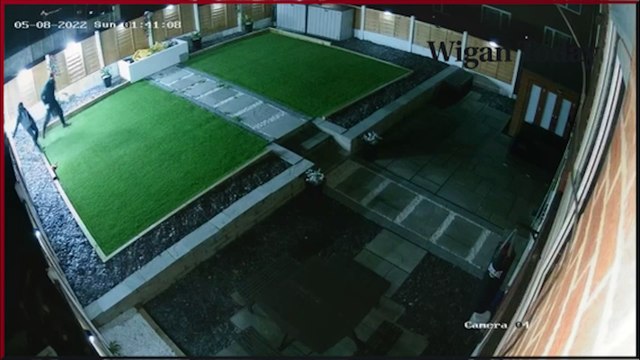 CCTV captures thieves as they steal car