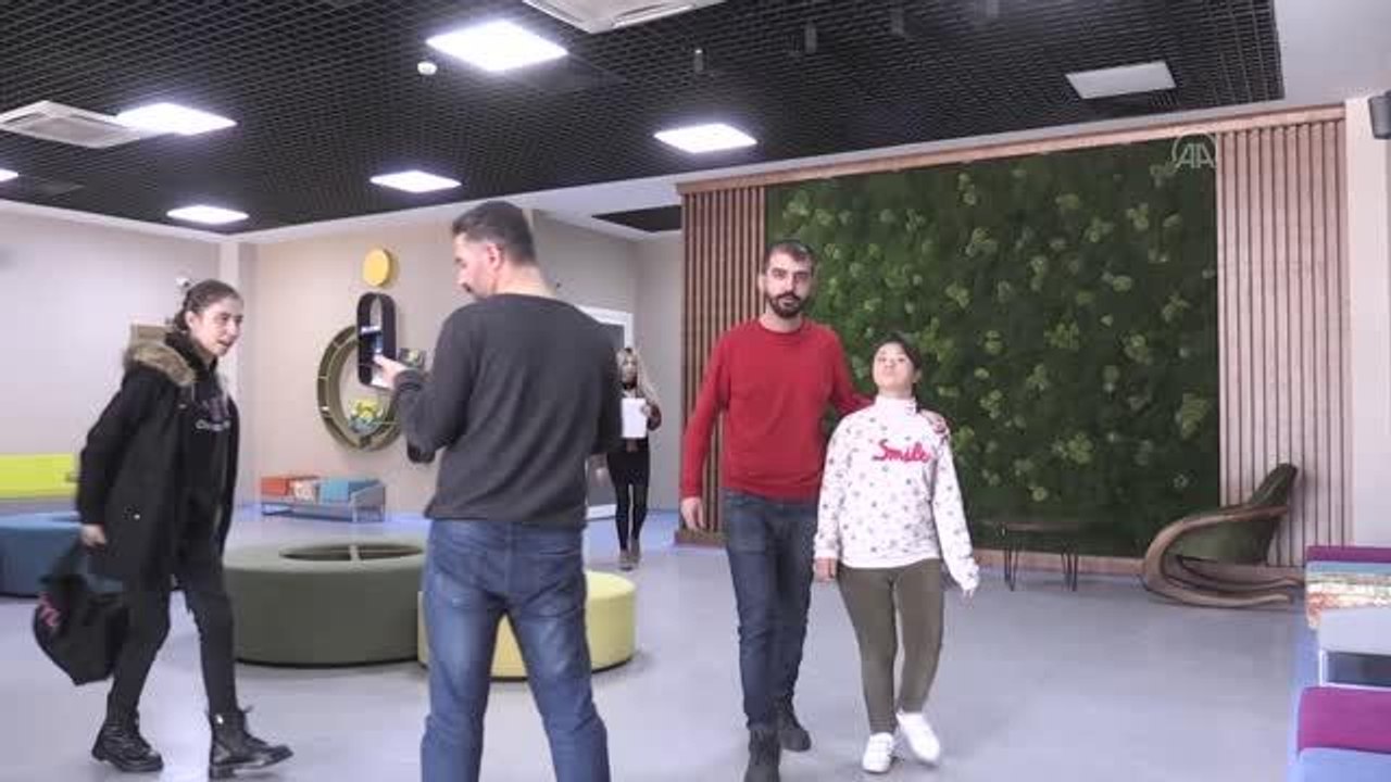 Diyarbakırlı down sendromlu Elif piyano çalıp koroda şarkı söylüyor