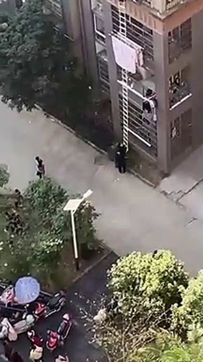 Les Chinois confinés tentent tout pour sortir de leur appartement verrouillé de l'extérieur