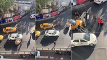 Beşiktaş'ta yol ortasında taksicilerin müşteri kavgası! Trafiği de riske attılar
