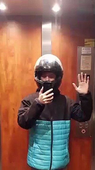 En travaillant comme coursier, il prend en photo chacune de ses livraisons