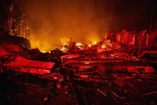 California’daki yangında en az 20 ev küle döndü