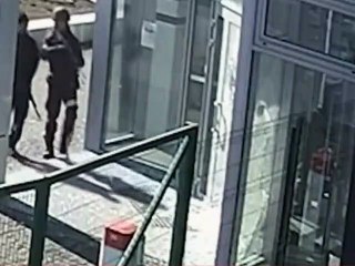 Rus askerlerinin sivilleri vurduğu anlar kamerada