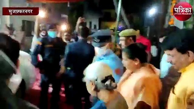 मंत्री कपिल देव अग्रवाल के नव विवाहित पुत्र व पुत्र वधू को आशीर्वाद देने पहुंची राज्यपाल