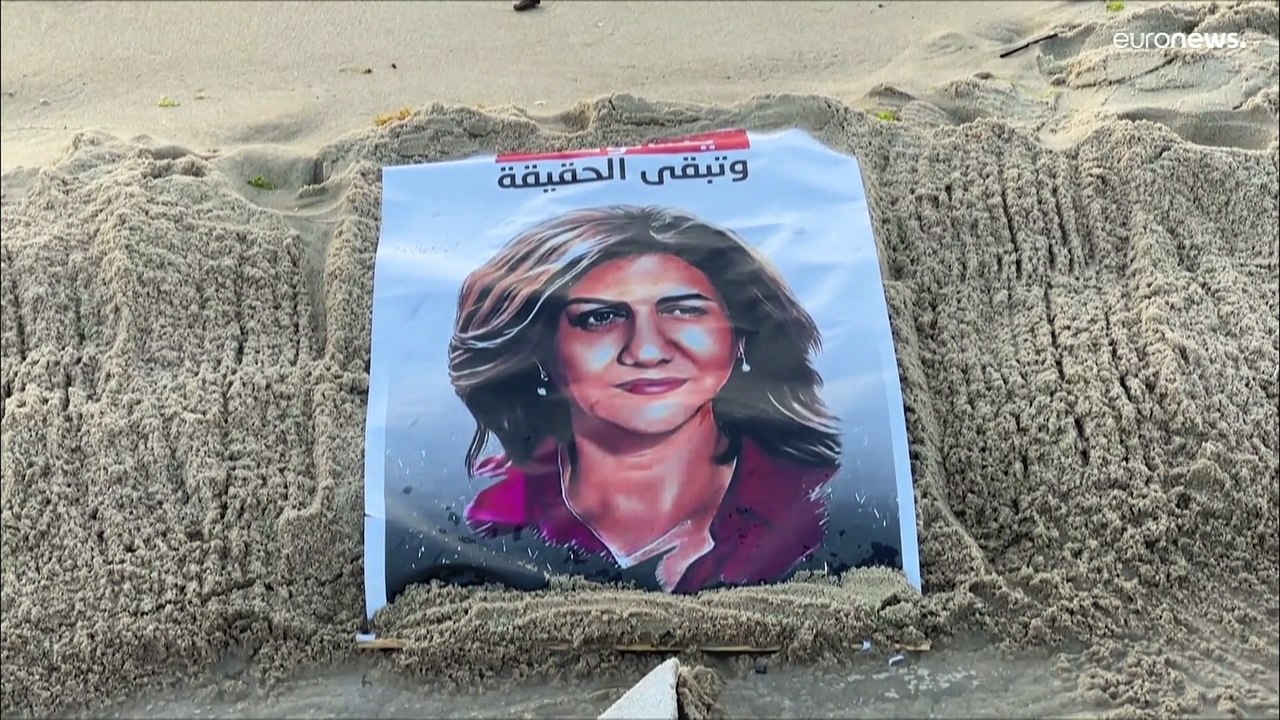 شاهد: سكان غزة يودعون شيرين أبو عاقلة مراسلة الجزيرةعلى طريقتهم