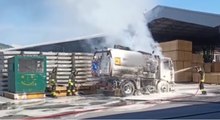 Trieste - In fiamme un camion della raccolta rifiuti (12.05.22)