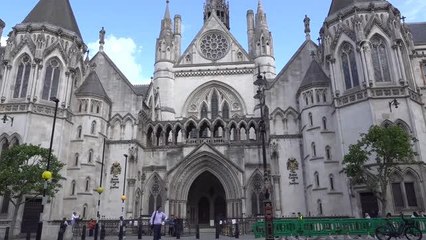 Eski İngiliz futbol yıldızlarının eşlerinin sosyal medya davası