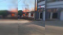 Alev alev yanan metruk ev, mahalle sakinlerine korku dolu anlar yaşattı