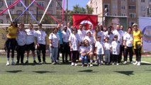 Engelli vatandaşlarla Beşiktaş Kadın Futbol takımı Survivor yarışması yaptı