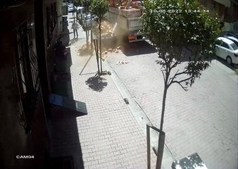 Bahçelievler'de tırdan indirilen tuğlalar otomobilin üzerine böyle devrildi