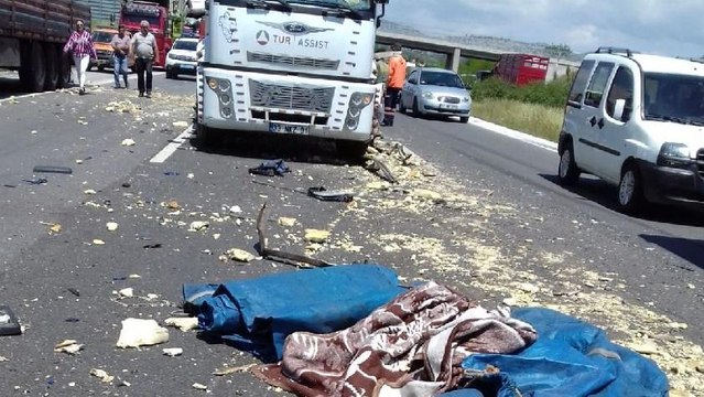 Kaza yapan araçları çeken vince, freni boşalan TIR’ın çarptı