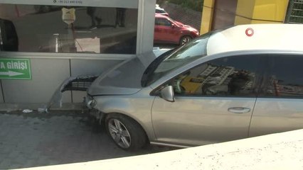 Otomobil sitenin yaya girişine düştü, kimsenin olmaması faciayı önledi