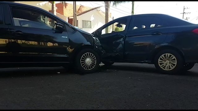 Veículos se envolvem em colisão na Rua Maranhão com a Rua Manoel Ribas