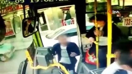 Otobüsteki dehşet anları anbean kamerada! “Gırtlağını keserim senin”