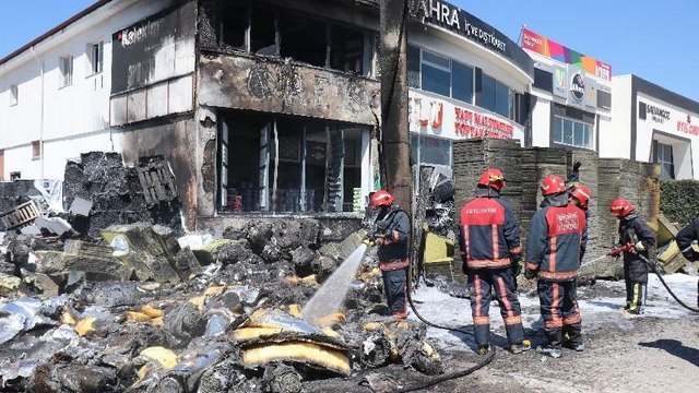 İnşaat malzemelerinin olduğu depo alev alev yandı