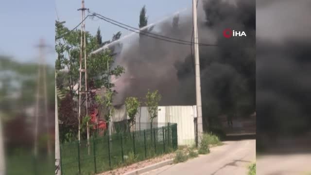 Kocaeli'de geri dönüşüm deposu alev aldı, dumanlar gökyüzünü kapladı