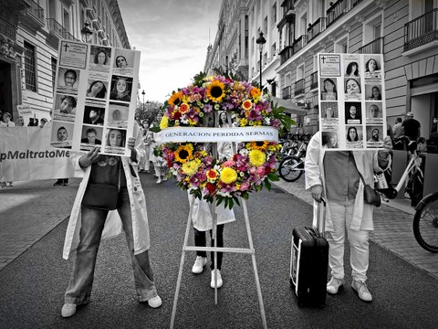 Los médicos entregan a Ayuso una corona de flores por la generación perdida de sanitarios