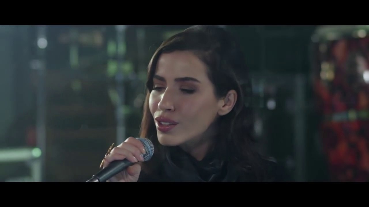 Burcu Güneş - Bir Ay Doğar