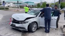 Otomobil ile hafif ticari aracın çarpışması sonucu 4 kişi yaralandı