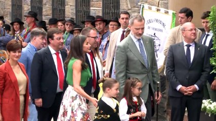 Los Reyes se dan un baño de masas en Las Hurdes