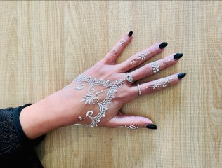 رسم حناء بيضاء على اليد