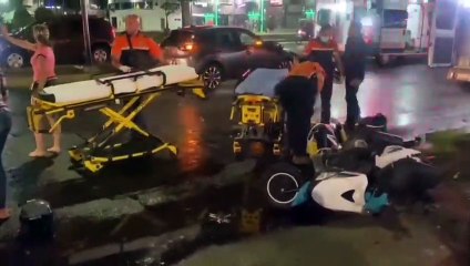 En estado grave de salud, se encuentran dos jóvenes que fueron embestidos por un automóvil