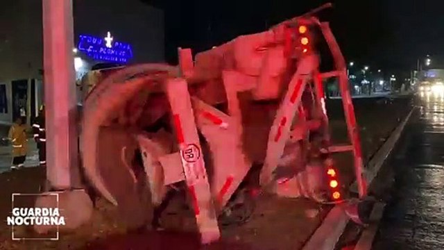 Tras un impresionante percance vial, una revolvedora de cemento terminó volcada sobre Periférico