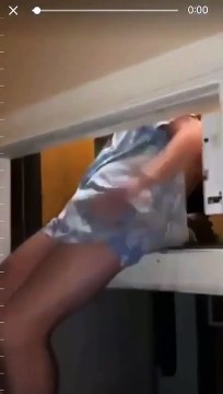 Un jeune veut sortir d'un ascenseur en panne entre deux étages