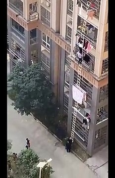 Des Chinois déploient une énorme échelle pour quitter leurs appartements pendant le confinement