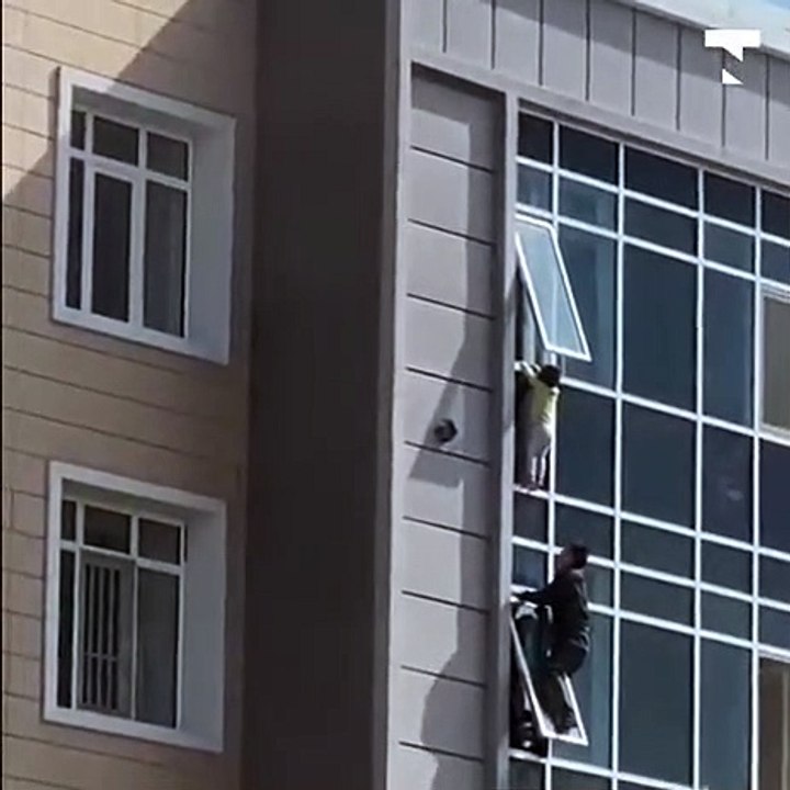 Kazakhstan : Le sauvetage d'une fillette suspendue à une fenêtre au 7ème étage d'un immeuble !