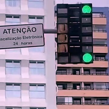Condomínio de casal de joão-de-barro é flagrado em semáforo de Florianópolis