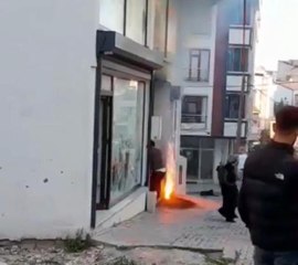 Son dakika haberleri! ARNAVUTKÖY'DE ELEKTRİKTEKİ PATLAMALARA ALDIRIŞ ETMEDEN KAPIDAN ÇIKTILAR