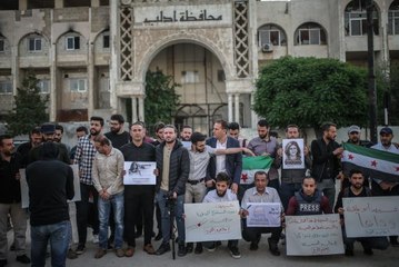 İdlib'de gazeteciler, meslektaşları Akile'nin öldürülmesine tepki için bir araya geldi