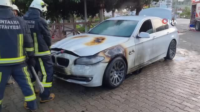 Lüks otomobil yanarak kullanılamaz hale geldi