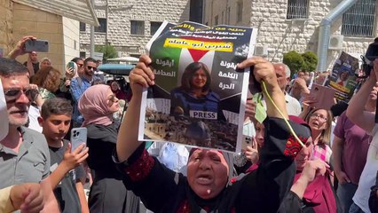 Скачать видео: وصول جثمان الصحافية ابو عاقلة إلى القدس الشرقية تمهيدا لمراسم دفنها الجمعة