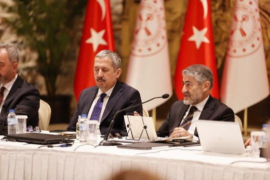 Bakan Nebati, hazır giyim, mobilya, beyaz eşya ve küçük ev aletleri sektör temsilcileriyle görüştü