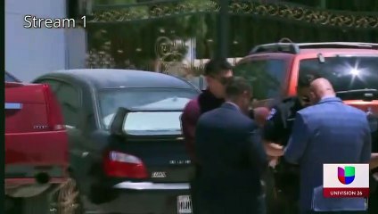 VIDEO: Auto que reparaba le cayó encima y se debate entre la vida y la muerte