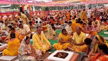 गायत्री मंत्र की गूंज बीच श्रद्धा से दी आहुतियां