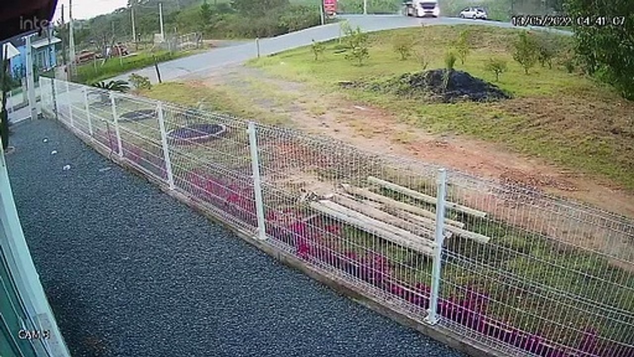 Acidente entre caminhão e carro mata motorista em Navegantes