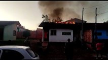 Vídeo mostra casa em chamas no Bairro Presidente, em Cascavel
